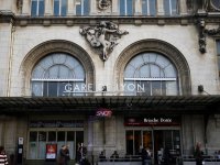 Paris'te tren istasyonunda bıçaklı saldırı: Biri ağır üç yaralı