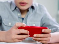 İngiltere, öğrencilerin okullarda cep telefonu kullanımını yasaklayacak