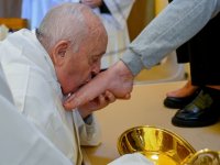 Kutsal Perşembe: Papa Francis kadınların ayaklarını yıkadı ve öptü