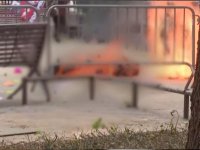 Trump'ın duruşmasının yapıldığı mahkemenin önünde bir kişi kendini ateşe verdi