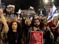 İsrail'de binlerce kişi hükümeti protesto etti