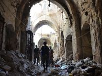 Halep'teki tarihi Emevi Camisi içinde keskin nişancı savaşı