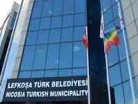 Lefkoşa Türk Belediyesi LGBT bayrağı astı