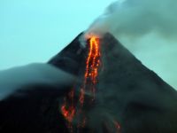 Endonezya'da yanadağ patladı