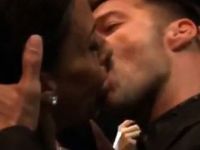 Ricky Martin ile bu tutkulu öpüşme için kaç para ödedi? Videolu...