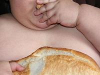 TV karşısında yemek çocukları obez yapıyor