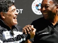 En büyük kim: Futbol efsaneleri Maradona ve Pele, Paris’teki gösteri maçında buluştu!