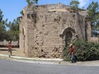 Gazimağusa Belediyesi Tarihi Eserlerde temizlik çalışması yapıyor