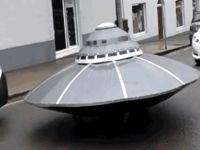 İrlanda sokaklarında beliren UFO’ya polis eskortu