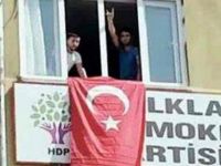 Bombalı saldırı sonrası HDP'ye giren grup Türk bayrağı astı