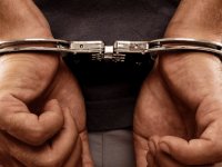 Lefkoşa Surlariçi’nde 9 aracın dikiz aynalarını kırdı, tutuklandı