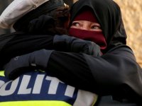 Danimarka'da peçe yasağına karşı çıkan eylemciye sarılan polise soruşturma