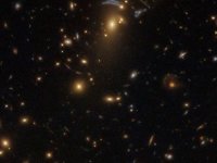 Uzay-zamanı 'büken' dev galaksi kümesi görüntülendi