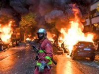 Fransız polisi bu kez Sarı Yelekler'e kask çıkardı (video)
