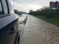 Şiddetli yağış Girne – Lefkoşa Anayolu üzerinde sürücüleri olumsuz etkiliyor
