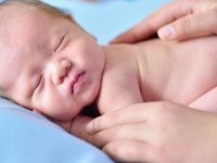 Bebekleri hafifçe sıvazlamak ağrı hissini azaltıyor