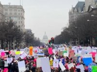 ABD'de Trump'ı protesto eden binlerce kadın sokaklara döküldü