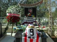 Kıbrıslı Türk futbolcu Mete Adanır, ölümünün 33’üncü yıl dönümünde yarın kabri başında anılacak