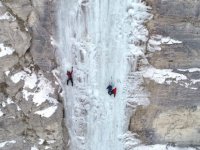 Erzurum’da dağcılar, buz şelalelere tırmandı