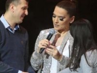 Demet Akalın konserinde evlilik teklifi eden çifte 35 bin TL'lik hediye !