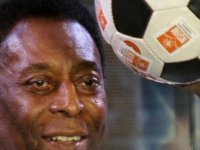 Pele: Brezilyalı futbol efsanesi 82 yaşında hayatını kaybetti