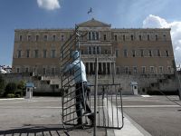 Yunanistan'da parlamento binası önündeki barikatlar kaldırıldı