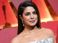 Hindistanlı ünlü oyuncu, 'sari'sinin altına bluz giymediği için eleştirilerin hedefi oldu