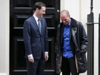 Yunanistan Maliye Bakanının rahat tavırları Londra'da dikkat çekti