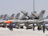 Türkiye'de savaş uçakları havada çarpıştı