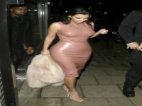 Kardashian'dan lateks kıyafet!