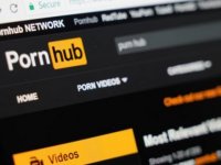 Duyma engelli adam, videolarında altyazı olmadığı için Pornhub'a dava açtı