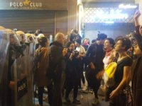 Valilik yasağına rağmen binlerce kadın Feminist Gece Yürüyüşü için Taksim'de bir araya geldi, polis müdahale etti