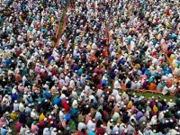 Bangladeş'te on binlerin 'koronavirüs duası' için toplanması infial yarattı