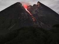 Endonezya'da Merapi Yanardağı'nda Son 24 Saatte 3 Patlama Odu