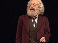 Tiyatro sanatçısı Genco Erkal, 'Marx'ın Dönüşü' oyununu YouTube'da gösterime açtı: "Karantina günlerine Dostlar Tiyatrosunun armağanı"