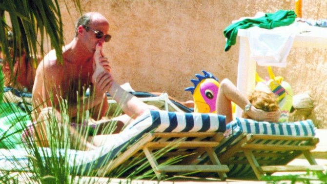 3_pay-john-bryan-and-sarah-ferguson-on-holiday-in-the-south-of-france.jpg