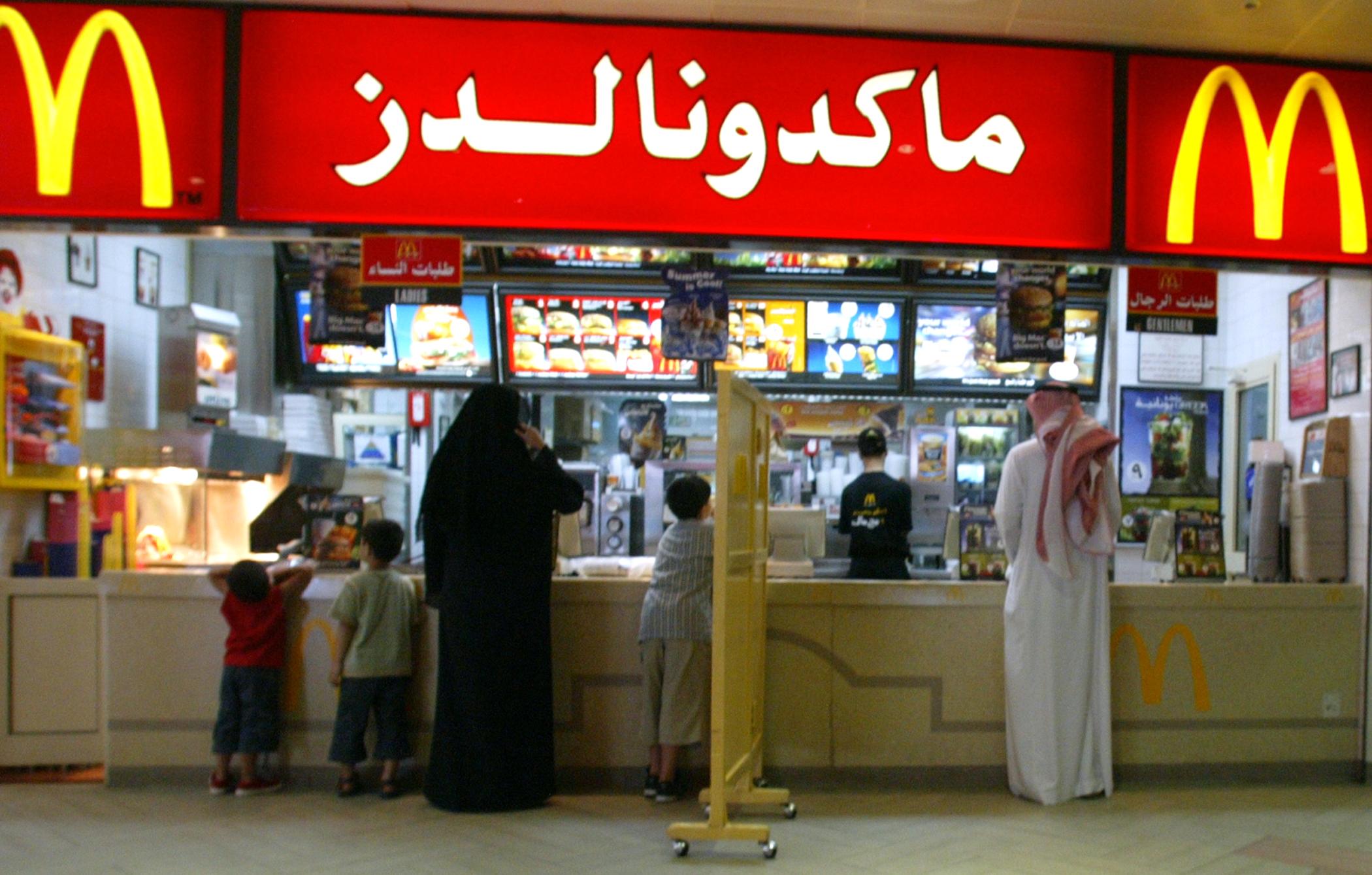 A segregation board separates men and women at a US fast-food chain in Riyadh 11 July 2004. Restaurants in Saudi are divided into the family section and the men's section. AFP PHOTO/Patrick BAZ