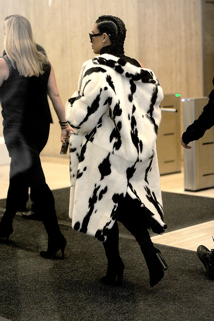 Magazin dünyasının ünlü ismi Kim Kardashian Manhattanda bir binadan çıkışında görüntülendi.