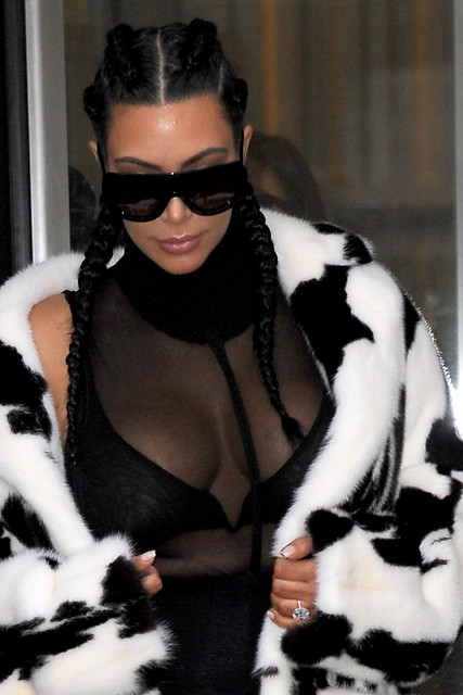 Magazin dünyasının ünlü ismi Kim Kardashian Manhattanda bir binadan çıkışında görüntülendi.