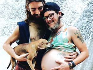 Hamile baba Wyley Simpson,doğurdu !