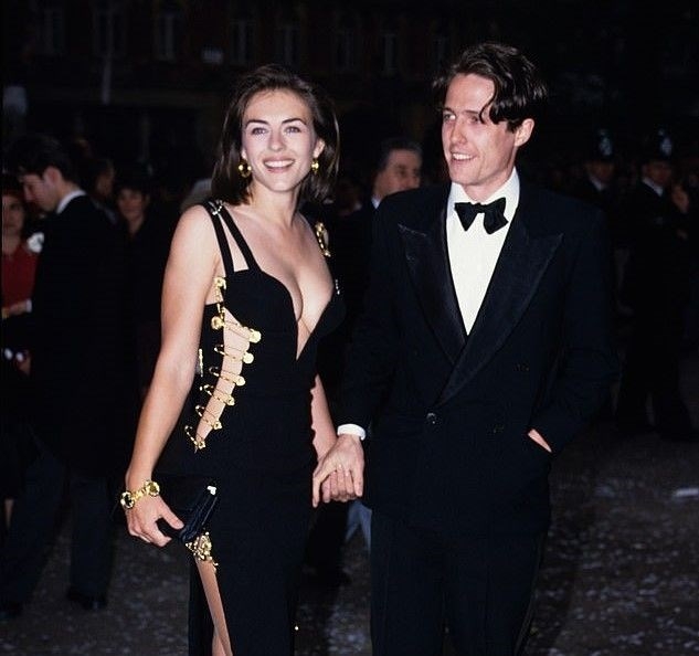 Elizabeth Hurley, 25 yıl sonra aynı ikonik elbiseyle galerisi resim 5