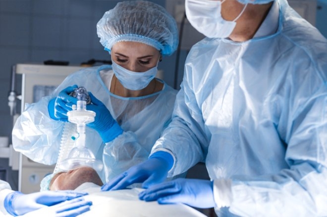 Ameliyat masasında gözü oyulurken uyandı! Doktorlar uyanık olduğunu anla galerisi resim 1