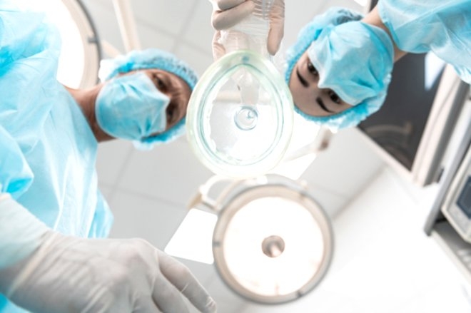 Ameliyat masasında gözü oyulurken uyandı! Doktorlar uyanık olduğunu anla galerisi resim 2