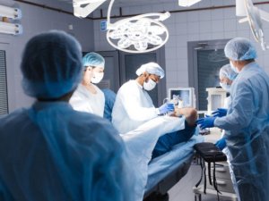 Ameliyat masasında gözü oyulurken uyandı! Doktorlar uyanık olduğunu anla