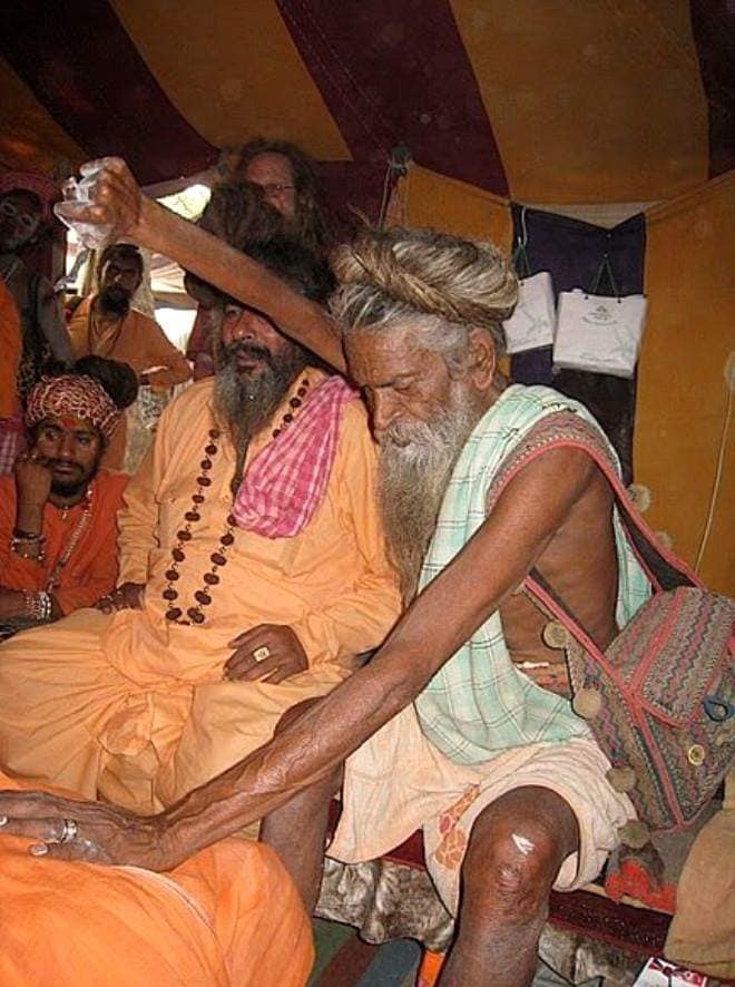 46 yıldır sağ elini hiç indirmedi galerisi resim 2