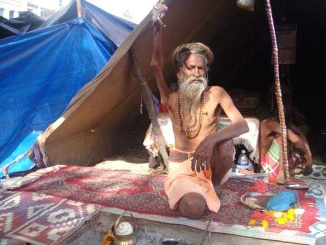 46 yıldır sağ elini hiç indirmedi galerisi resim 4