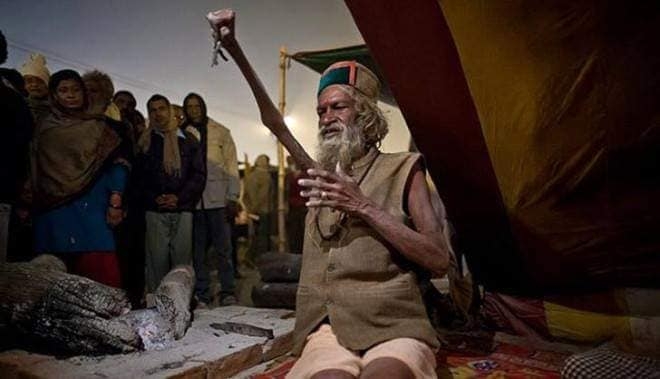 46 yıldır sağ elini hiç indirmedi galerisi resim 5