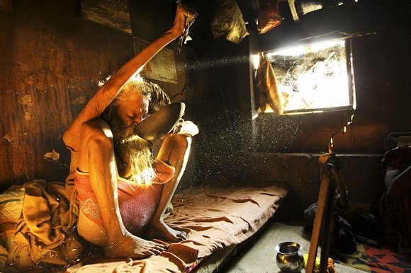 46 yıldır sağ elini hiç indirmedi galerisi resim 7