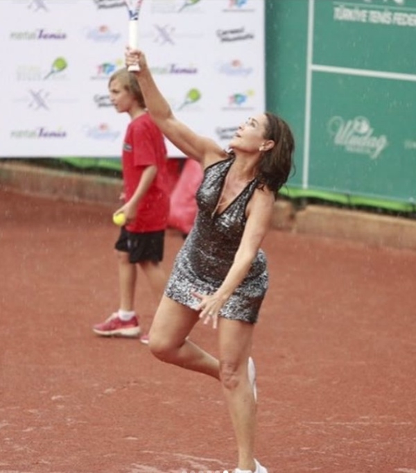 Hülya Avşar'ın tenis kıyafeti sosyal medyayı salladı! galerisi resim 11