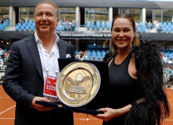 Hülya Avşar'ın tenis kıyafeti sosyal medyayı salladı! galerisi resim 2